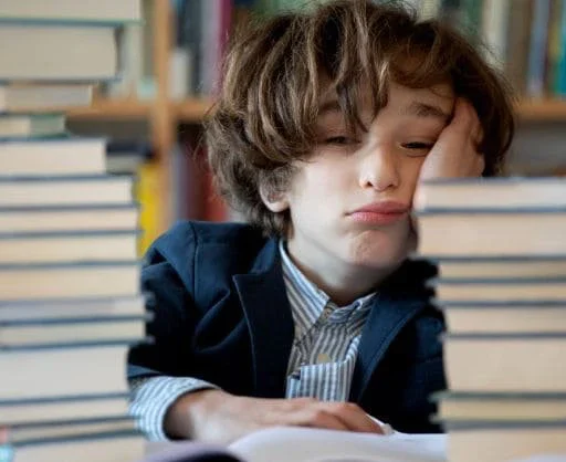 Enfant découragé de lire