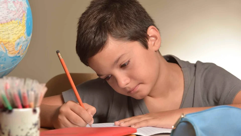 Enfant travaillant sur ses devoirs