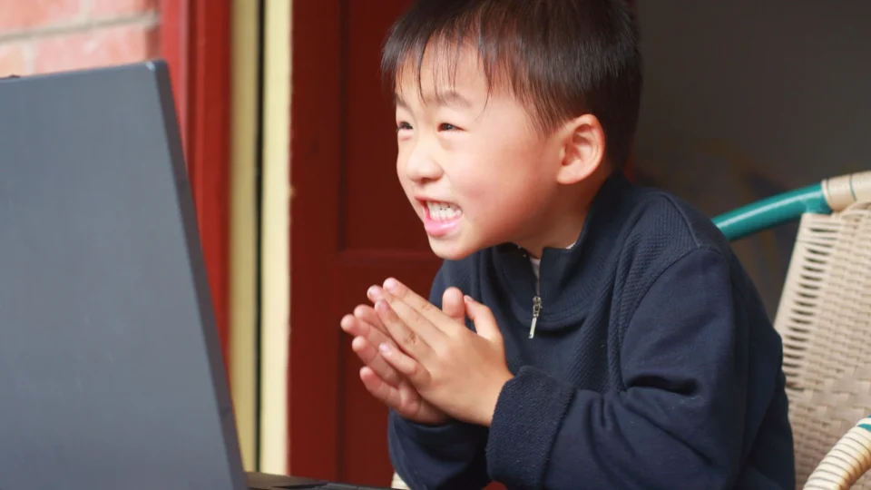 Enfant excité qui utilisent des logiciels pour l'apprentissage du vocabulaire