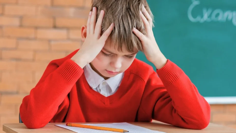 Enfant stressé lors des examens ministériels