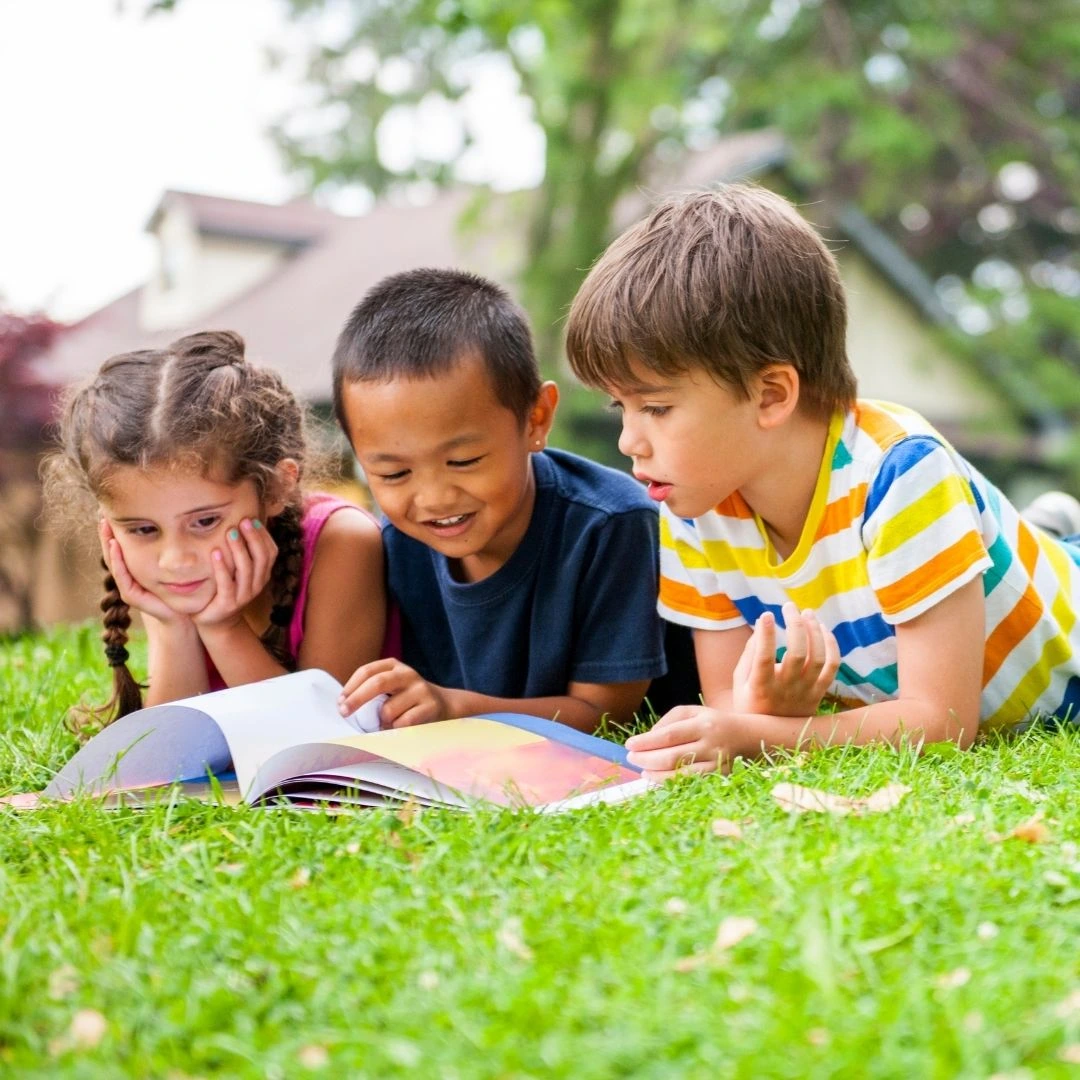 Enfants qui participent à une activité de lecture estivale