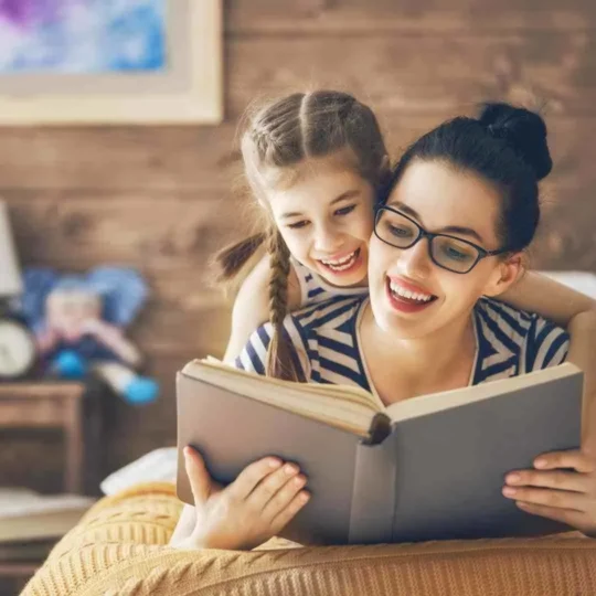 Mère qui fait la lecture à son enfant.