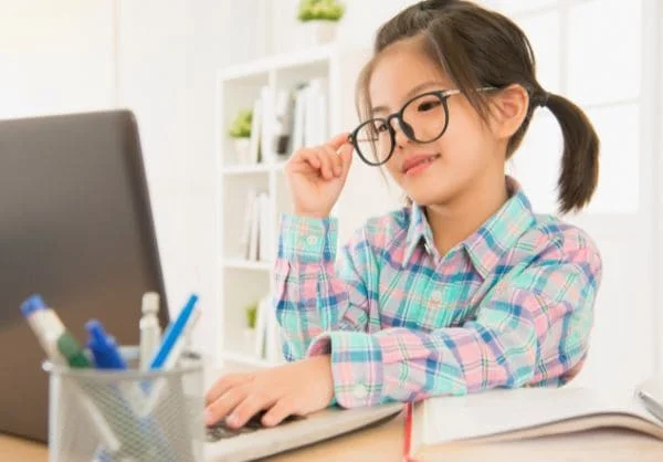 Jeune fille souriante devenue une PRO du clavier